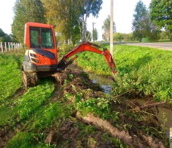 Чистка центрального ливневого канала в деревне Аксаковщина
