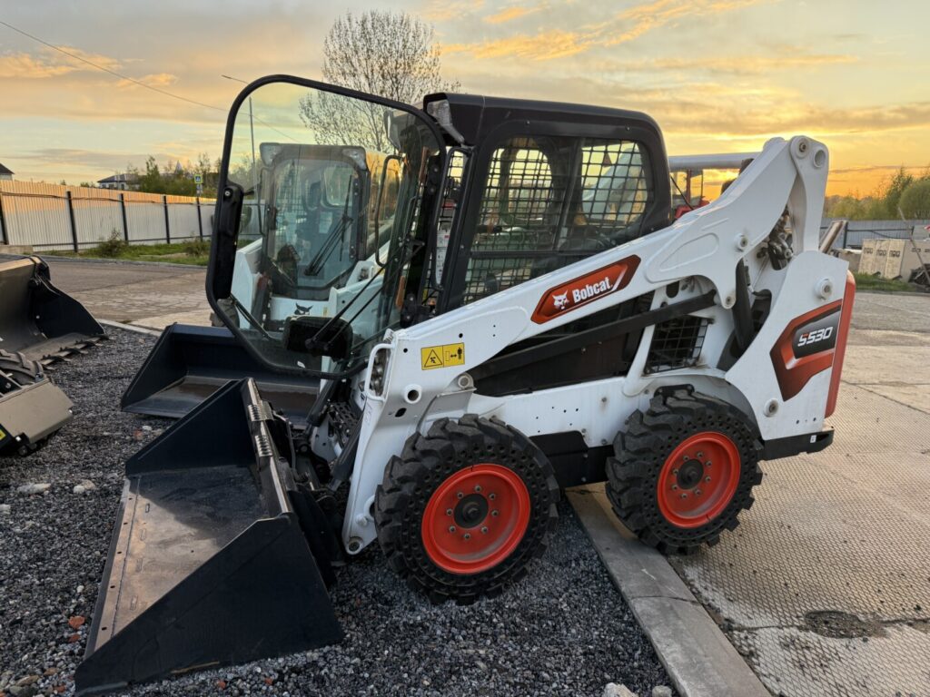 Мини-погрузчик Bobcat S530 на джойстиках